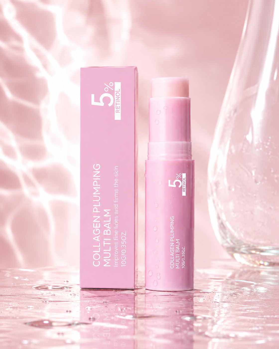 Le stick serum et son etui devant des reflets d'eau