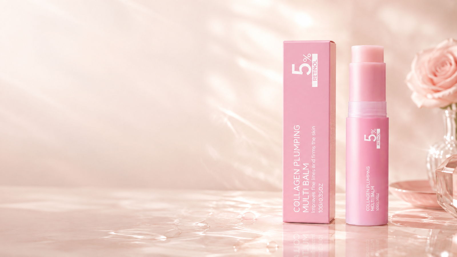 Le stick sérum et son étui posés sur une surface nacrée, rose fraîche à droite